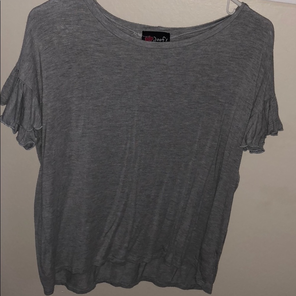 Flowy grey top with ruffled sleeves!